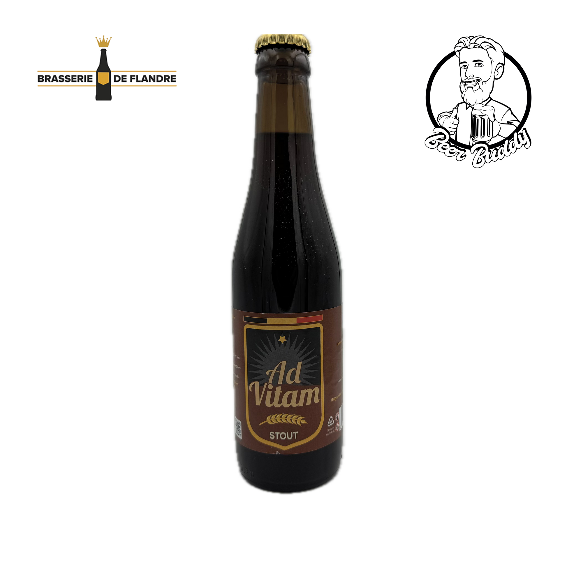 Een donkere glazen fles Ad Vitam Stout-bier, gebrouwen door Brasserie De Flandre, staat gecentreerd tegen een witte achtergrond. Het etiket toont een kroon- en zonnestraalmotief boven de tekst "Ad Vitam Stout" in goud. Dit Belgisch diepdonker stoutbier benadrukt donkere mouten. Het logo van Brasserie De Flandre verschijnt in de linkerbovenhoek.