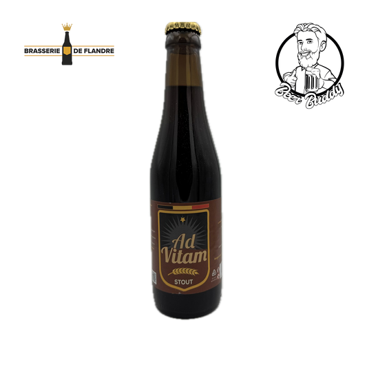 Een donkere glazen fles Ad Vitam Stout-bier, gebrouwen door Brasserie De Flandre, staat gecentreerd tegen een witte achtergrond. Het etiket toont een kroon- en zonnestraalmotief boven de tekst "Ad Vitam Stout" in goud. Dit Belgisch diepdonker stoutbier benadrukt donkere mouten. Het logo van Brasserie De Flandre verschijnt in de linkerbovenhoek.