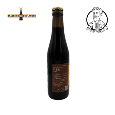Een donkere glazen fles Ad Vitam Stout-bier, gebrouwen door Brasserie De Flandre, staat gecentreerd tegen een witte achtergrond. Het etiket toont een kroon- en zonnestraalmotief boven de tekst "Ad Vitam Stout" in goud. Dit Belgisch diepdonker stoutbier benadrukt donkere mouten. Het logo van Brasserie De Flandre verschijnt in de linkerbovenhoek.