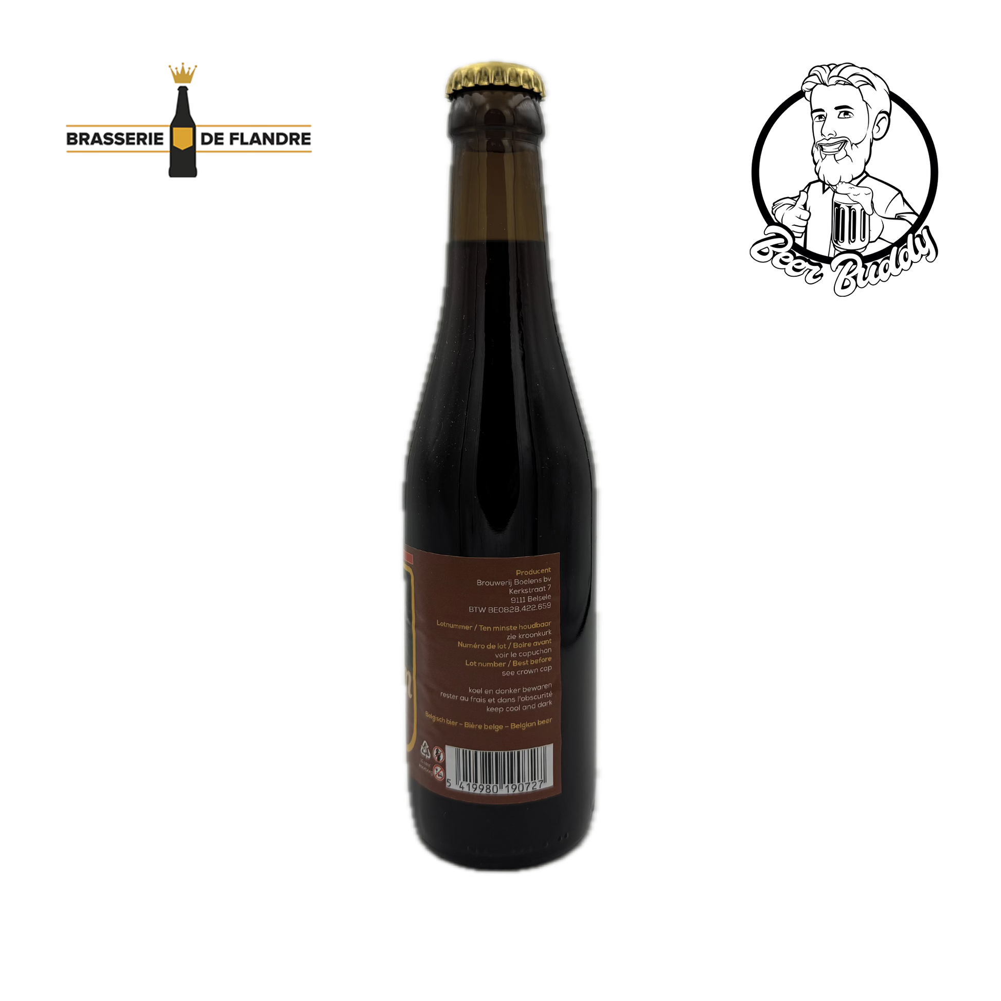 Een donkere glazen fles Ad Vitam Stout-bier, gebrouwen door Brasserie De Flandre, staat gecentreerd tegen een witte achtergrond. Het etiket toont een kroon- en zonnestraalmotief boven de tekst "Ad Vitam Stout" in goud. Dit Belgisch diepdonker stoutbier benadrukt donkere mouten. Het logo van Brasserie De Flandre verschijnt in de linkerbovenhoek.