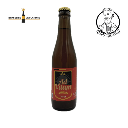 Een bruine glazen fles Ad Vitam Tripel-bier met een beige kroonkurk. Het etiket heeft een rode achtergrond met gouden en zwarte accenten en de tekst "Ad Vitam Tripel." Links is het logo van Brasserie De Flandre zichtbaar. Dit Belgisch bier is gemaakt met behulp van hogegistingstechnieken van Brouwerij Boelens.