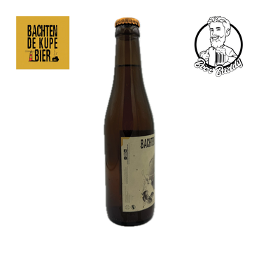 Een bruine glazen fles Bachten De Kupe Saison met een beige etiket met daarop een man met helm en een vogel. Het bier, gebrouwen door Bachten De Kupe Bier Compagnie, heeft een alcoholpercentage van 5%. Het Bachten De Kupe-logo verschijnt links boven de fles, wat zorgt voor een uitstekende dorstlesser.