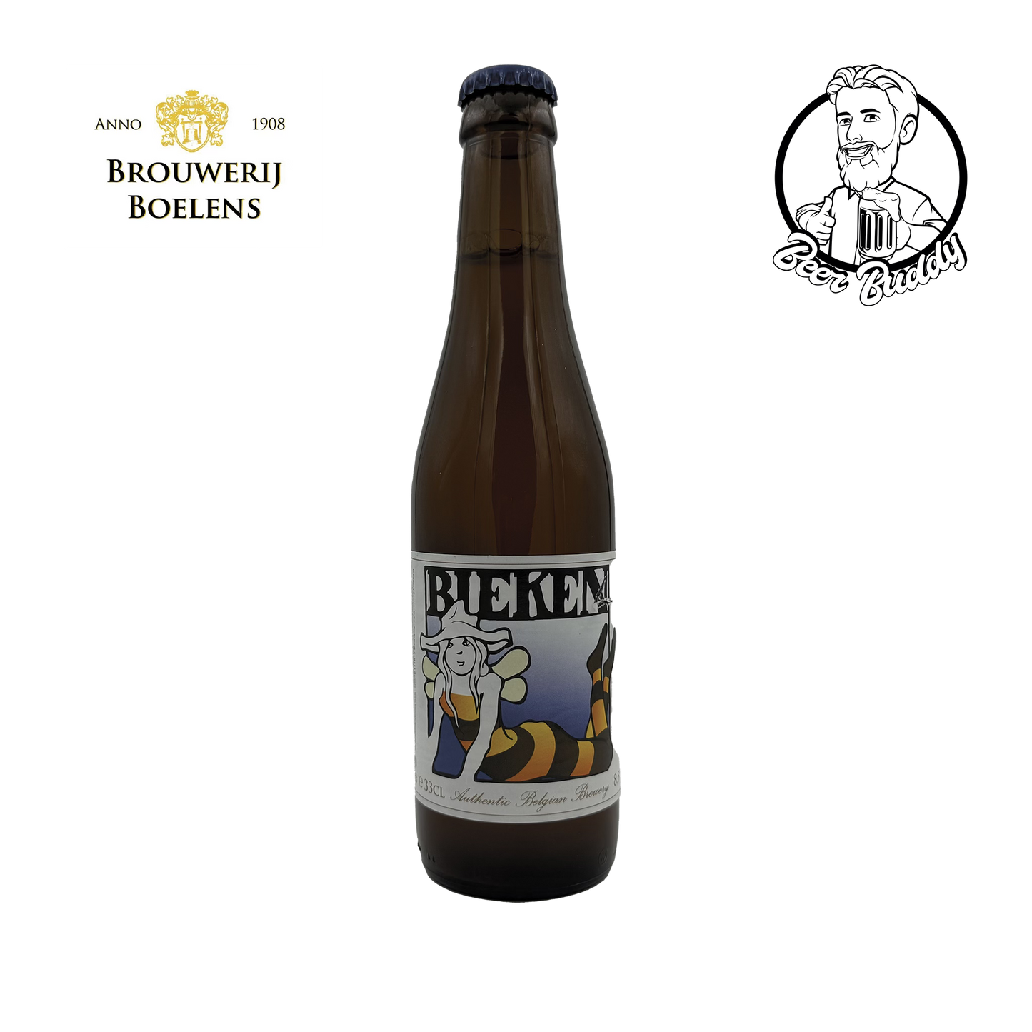 Getoond wordt een bruine glazen fles Bieken van Brouwerij Boelens met een etiket met een bij en een middeleeuws karakter. Het logo van de brouwerij, met de tekst "Anno 1908 Brouwerij Boelens", wordt boven de fles weergegeven en benadrukt de subtiele honingtonen van dit licht gehopt bier.