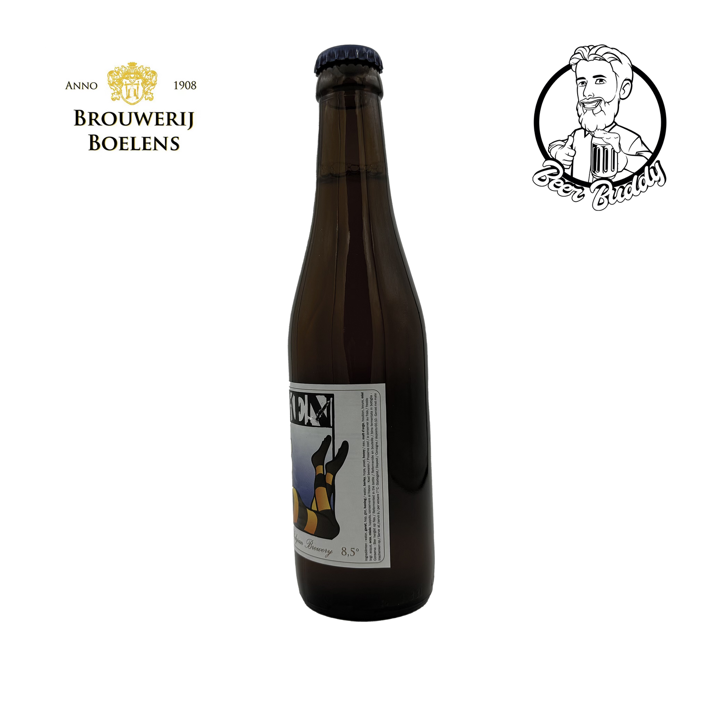 Getoond wordt een bruine glazen fles Bieken van Brouwerij Boelens met een etiket met een bij en een middeleeuws karakter. Het logo van de brouwerij, met de tekst "Anno 1908 Brouwerij Boelens", wordt boven de fles weergegeven en benadrukt de subtiele honingtonen van dit licht gehopt bier.