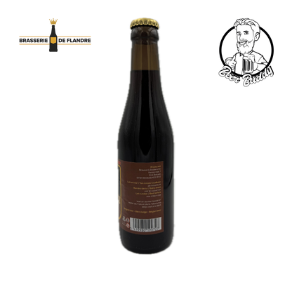 Een donkere glazen fles Ad Vitam Stout-bier, gebrouwen door Brasserie De Flandre, staat gecentreerd tegen een witte achtergrond. Het etiket toont een kroon- en zonnestraalmotief boven de tekst "Ad Vitam Stout" in goud. Dit Belgisch diepdonker stoutbier benadrukt donkere mouten. Het logo van Brasserie De Flandre verschijnt in de linkerbovenhoek.