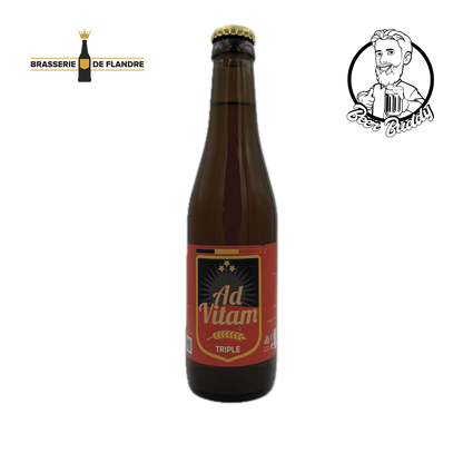 Een bruine glazen fles Ad Vitam Tripel-bier met een beige kroonkurk. Het etiket heeft een rode achtergrond met gouden en zwarte accenten en de tekst "Ad Vitam Tripel." Links is het logo van Brasserie De Flandre zichtbaar. Dit Belgisch bier is gemaakt met behulp van hogegistingstechnieken van Brouwerij Boelens.