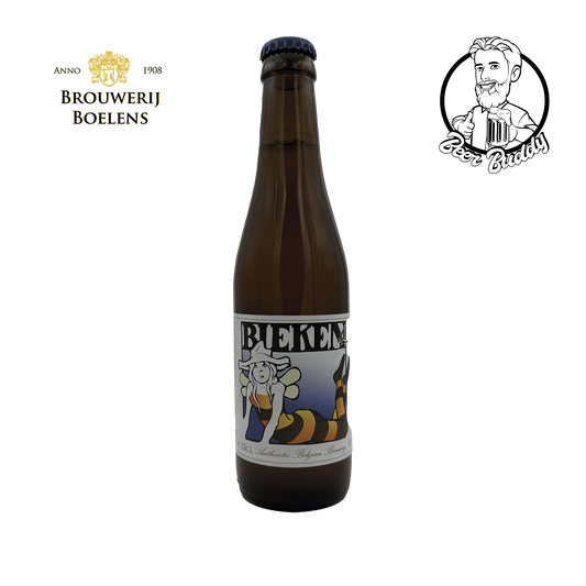 Getoond wordt een bruine glazen fles Bieken van Brouwerij Boelens met een etiket met een bij en een middeleeuws karakter. Het logo van de brouwerij, met de tekst "Anno 1908 Brouwerij Boelens", wordt boven de fles weergegeven en benadrukt de subtiele honingtonen van dit licht gehopt bier.