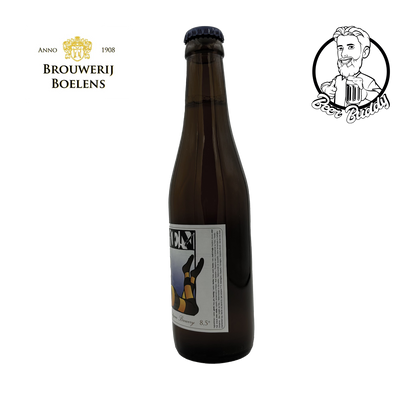 Getoond wordt een bruine glazen fles Bieken van Brouwerij Boelens met een etiket met een bij en een middeleeuws karakter. Het logo van de brouwerij, met de tekst "Anno 1908 Brouwerij Boelens", wordt boven de fles weergegeven en benadrukt de subtiele honingtonen van dit licht gehopt bier.