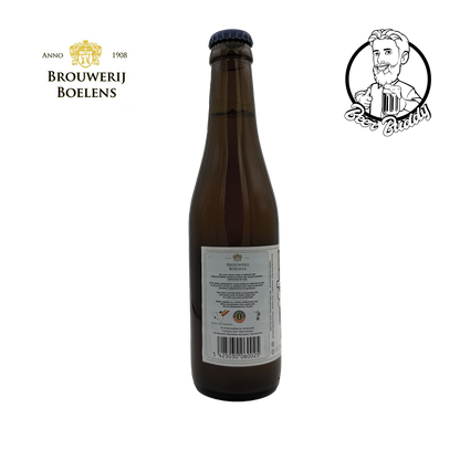 Getoond wordt een bruine glazen fles Bieken van Brouwerij Boelens met een etiket met een bij en een middeleeuws karakter. Het logo van de brouwerij, met de tekst "Anno 1908 Brouwerij Boelens", wordt boven de fles weergegeven en benadrukt de subtiele honingtonen van dit licht gehopt bier.